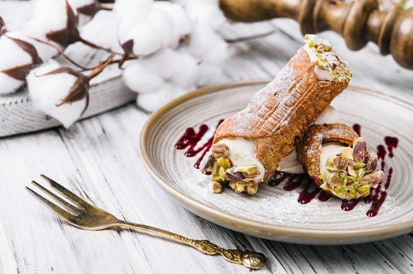 Wie macht man ein original sizilianisches Cannoli mit Ricotta-Füllung?
