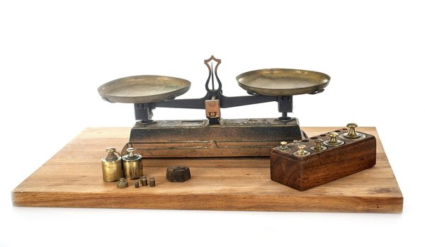 Wie kann man eine naturnahe Atmosphäre im Badezimmer mit Pflanzen und Naturmaterialien schaffen?